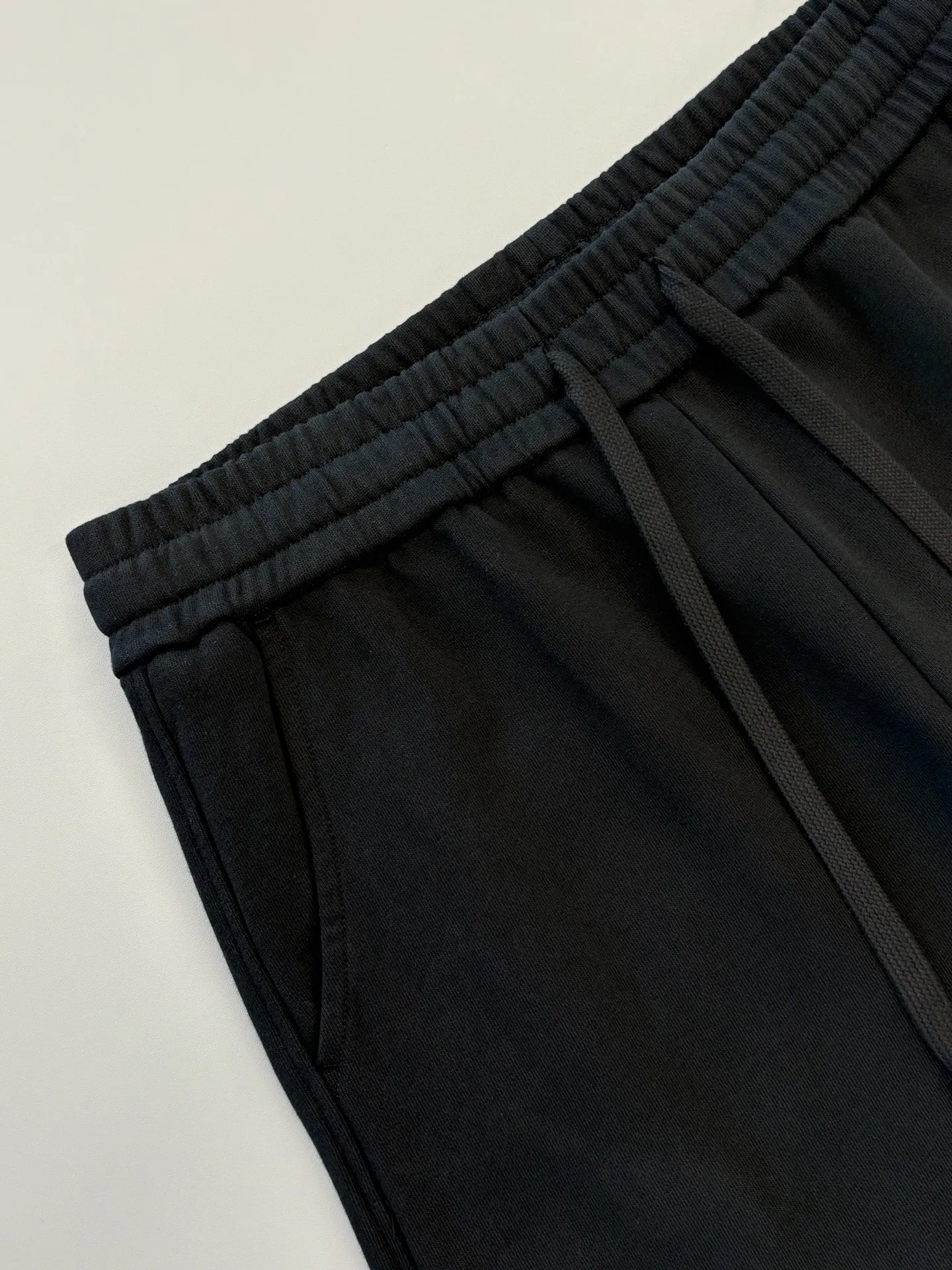 P270 [High Quality] Chrome Hearts Embroidered Horseshoe Rivets🪡+Watermark Letters‼ ️Autumn and winter straight sweatshirt trousers *Customized 420g terry cotton fabric, soft, skin-friendly and comfortable *Embroidery process: horseshoe print + rivet embroidery *A very simple and elegant classic continuation, both in terms of upper body comfort, it is unparalleled, interpreting your luxury and taste, creating your fashionable style and charm. Three complete standards. Same style for men and women. 𝐂𝐎𝐋𝐎𝐔𝐑: Black 𝐒𝐈𝐙𝐄: S-XL